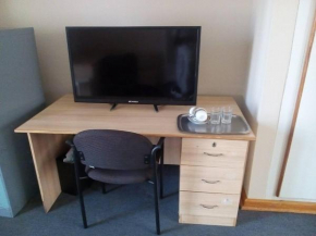 Neat guest suite with office corner - 2101